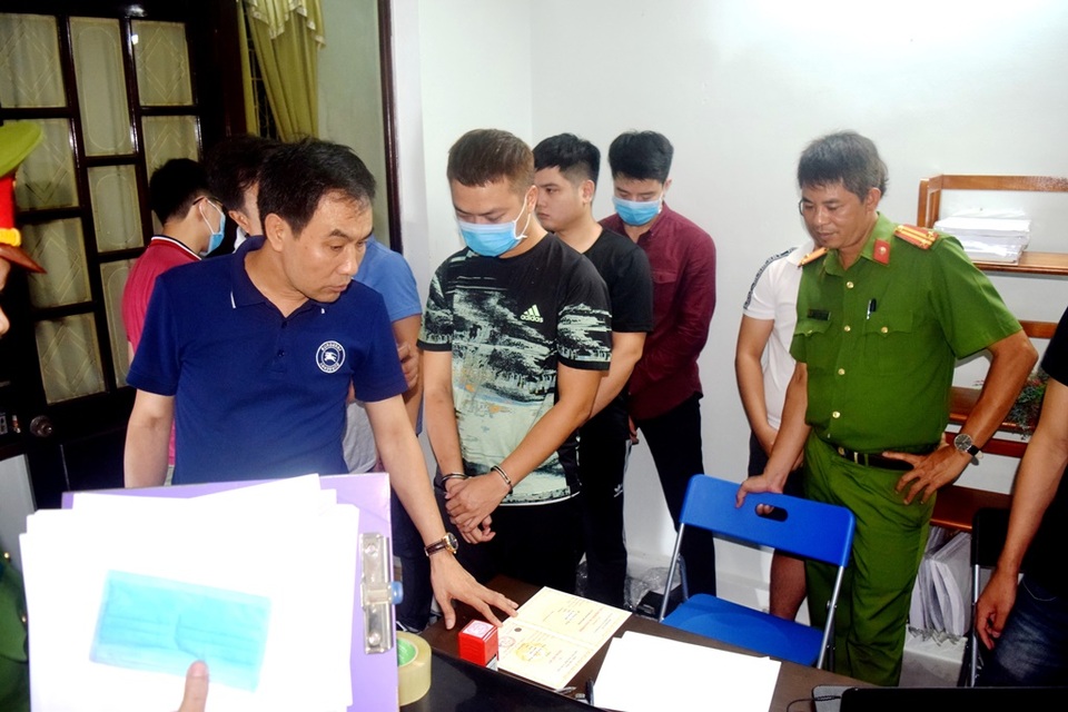 Bắt nhiều đối tượng trong dây làm văn bằng giả liên tỉnh - 4