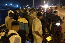 Tìm kiếm người phụ nữ ôm con nhỏ nhảy cầu tự tử