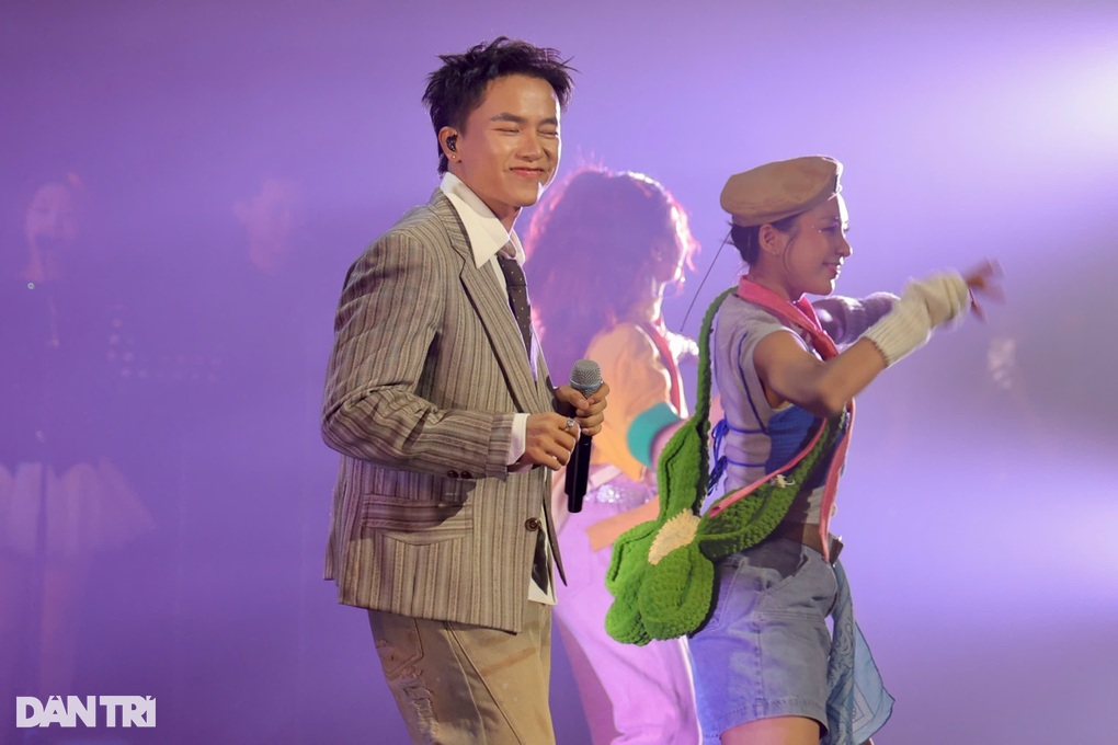 Bùi Công Nam và Hương Tràm khiến khán giả nổi da gà khi song ca tình tứ - 1 Bùi Công Nam và Hương Tràm khiến khán giả nổi da gà khi song ca tình tứ - 1