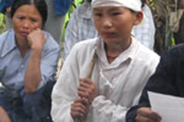 Cả làng cùng khóc!