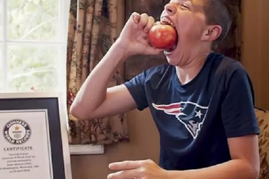 Bé 14 tuổi phá kỷ lục thế giới nhờ miệng rộng