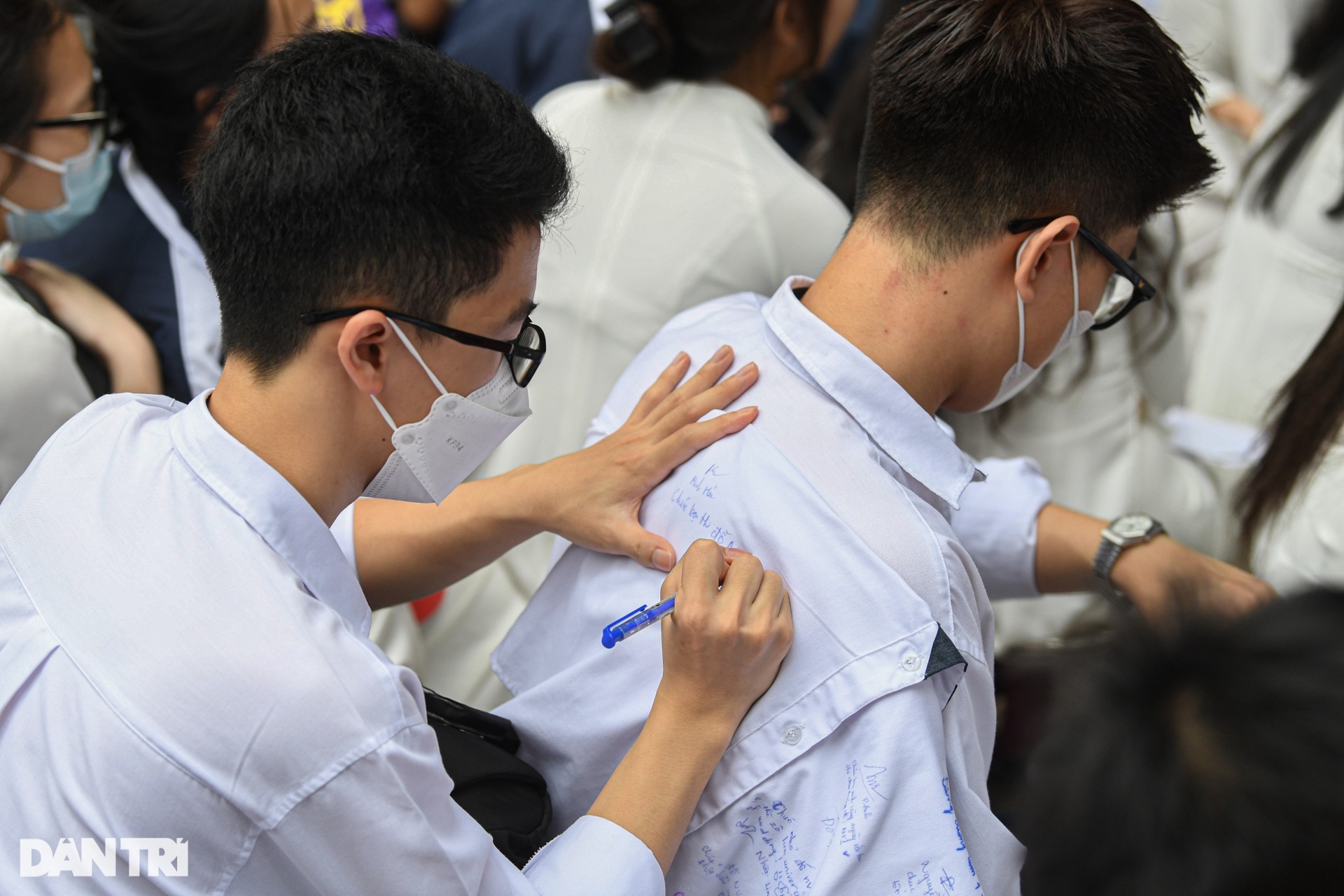 Nữ sinh Hà Nội duyên dáng áo dài trong ngày chia tay mái trường - 11 Nữ sinh Hà Nội duyên dáng áo dài trong ngày chia tay mái trường - 11
