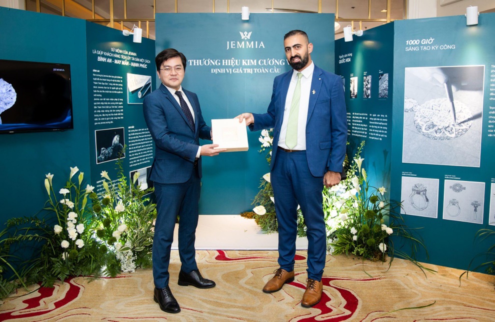 Doanh nhân Ahmed Bin Sulayem đến Việt Nam thăm Jemmia Diamond - 3 Doanh nhân Ahmed Bin Sulayem đến Việt Nam thăm Jemmia Diamond - 3