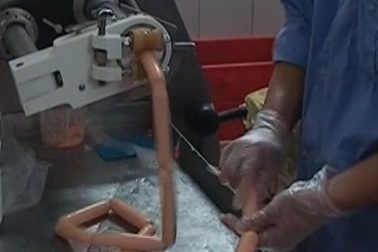 Phát hiện cơ sở thu mua da gà trôi nổi về làm xúc xích lợn