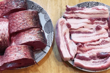 Cá trắm kho chuối xanh chuẩn vị truyền thống