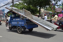 Hãi hùng “máy chém” nghênh ngang trên phố!