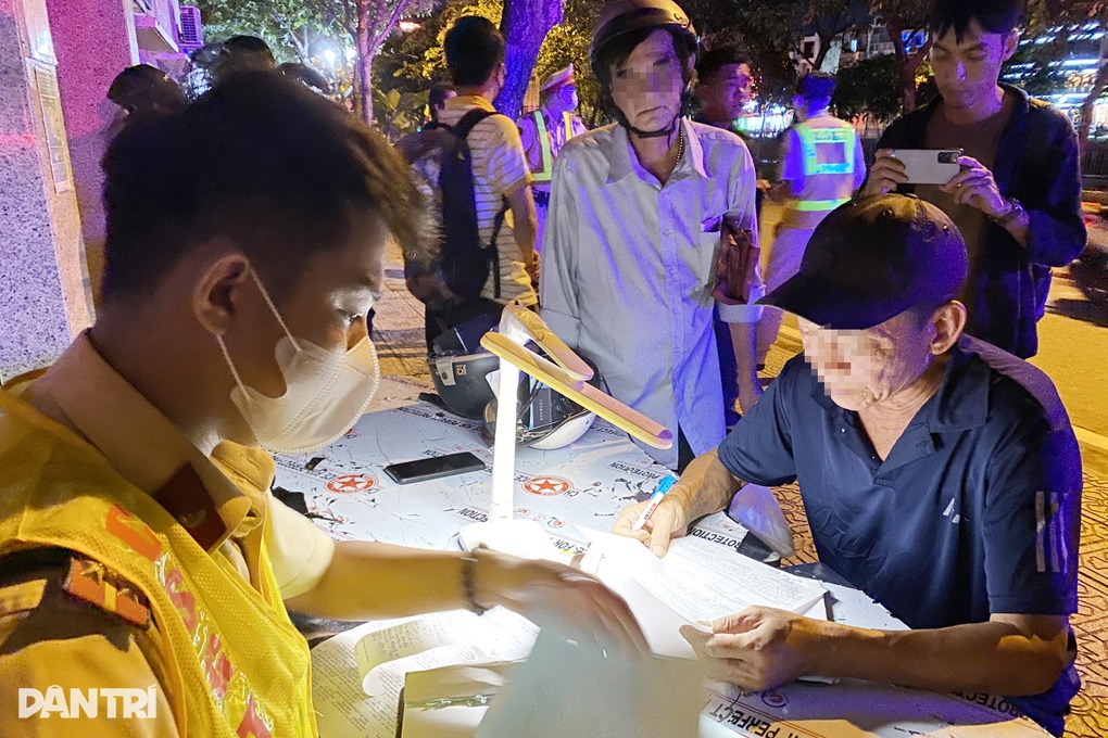 Tài xế vi phạm nồng độ cồn kịch khung than kiếm đâu 7 triệu đóng phạt - 2 Tài xế vi phạm nồng độ cồn kịch khung than kiếm đâu 7 triệu đóng phạt - 2