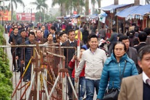 Dòng người tấp nập đổ về đền Trần trước giờ khai ấn