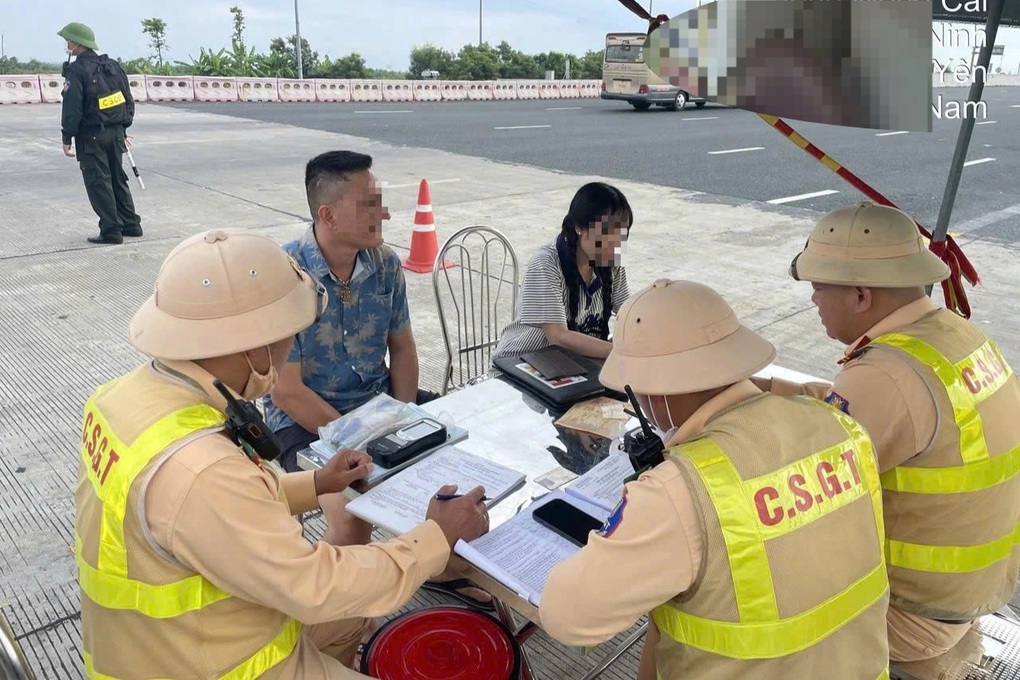 Phát hiện 6 trường hợp sử dụng điện thoại khi lái xe trên cao tốc - 2 Phát hiện 6 trường hợp sử dụng điện thoại khi lái xe trên cao tốc - 2