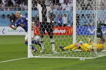 Chế giễu Asano bằng màn chạy kỳ lạ, Rudiger nhận cái kết đắng