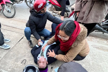 Nhóm cán bộ đoàn cùng CSGT cứu người đàn ông đột quỵ