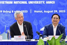 Thủ tướng Phạm Minh Chính cùng Thủ tướng Lý Hiển Long thăm ĐHQG Hà Nội