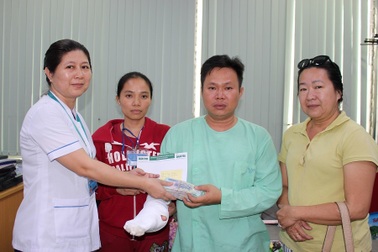 Người cha bán vé số bị viêm não được bạn đọc giúp hơn 162 triệu đồng