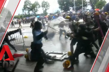 Cảnh sát Hong Kong “căng mình” đối phó người biểu tình