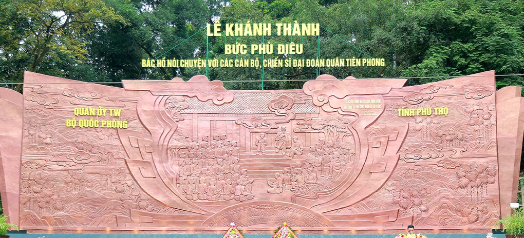 Khánh thành bức phù điêu Bác Hồ nói chuyện với cán bộ, chiến sĩ ở Đền Hùng - 3 Khánh thành bức phù điêu Bác Hồ nói chuyện với cán bộ, chiến sĩ ở Đền Hùng - 3