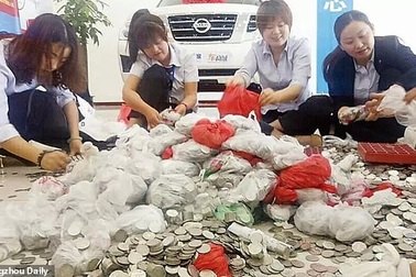 Nữ “đại gia” mang 66 túi tiền xu đi mua ô tô, 17 nhân viên đếm 3 ngày mới xong