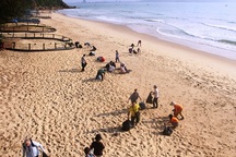 Nhóm du khách Canada kêu gọi người dân dọn rác ở biển Quy Hòa