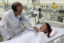 Mất máu ồ ạt khi bị sốt xuất huyết, bé gái phải truyền 10 lít máu