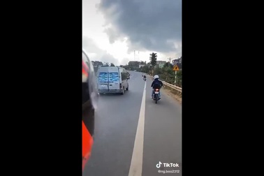 Nhóm phượt thủ đuổi theo xe khách 16 chỗ ném đá