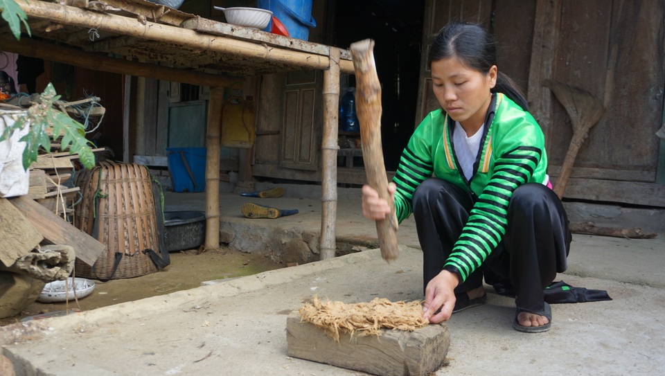 Độc đáo phong tục làm giấy bản đón năm mới của người Mông - 2 Độc đáo phong tục làm giấy bản đón năm mới của người Mông - 2