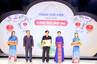 Bức tranh đá của cô trò xứ Nghệ được đấu giá 600 triệu đồng