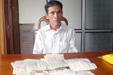 "Đại gia" chuyên tiêu tiền 200 nghìn bị bắt cùng... bọc tiền giả