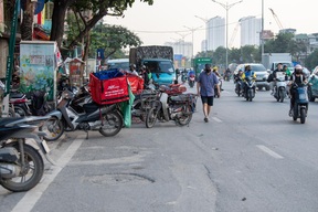 Nhức nhối tình trạng lấn chiếm vỉa hè, đẩy người đi bộ xuống đường ở Hà Nội