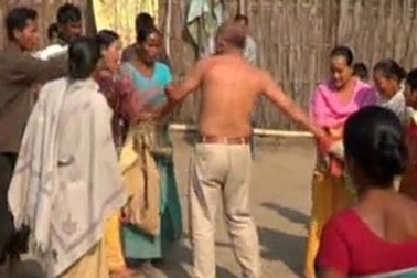 Chính trị gia Ấn Độ bị tát tới tấp vì hãm hiếp phụ nữ