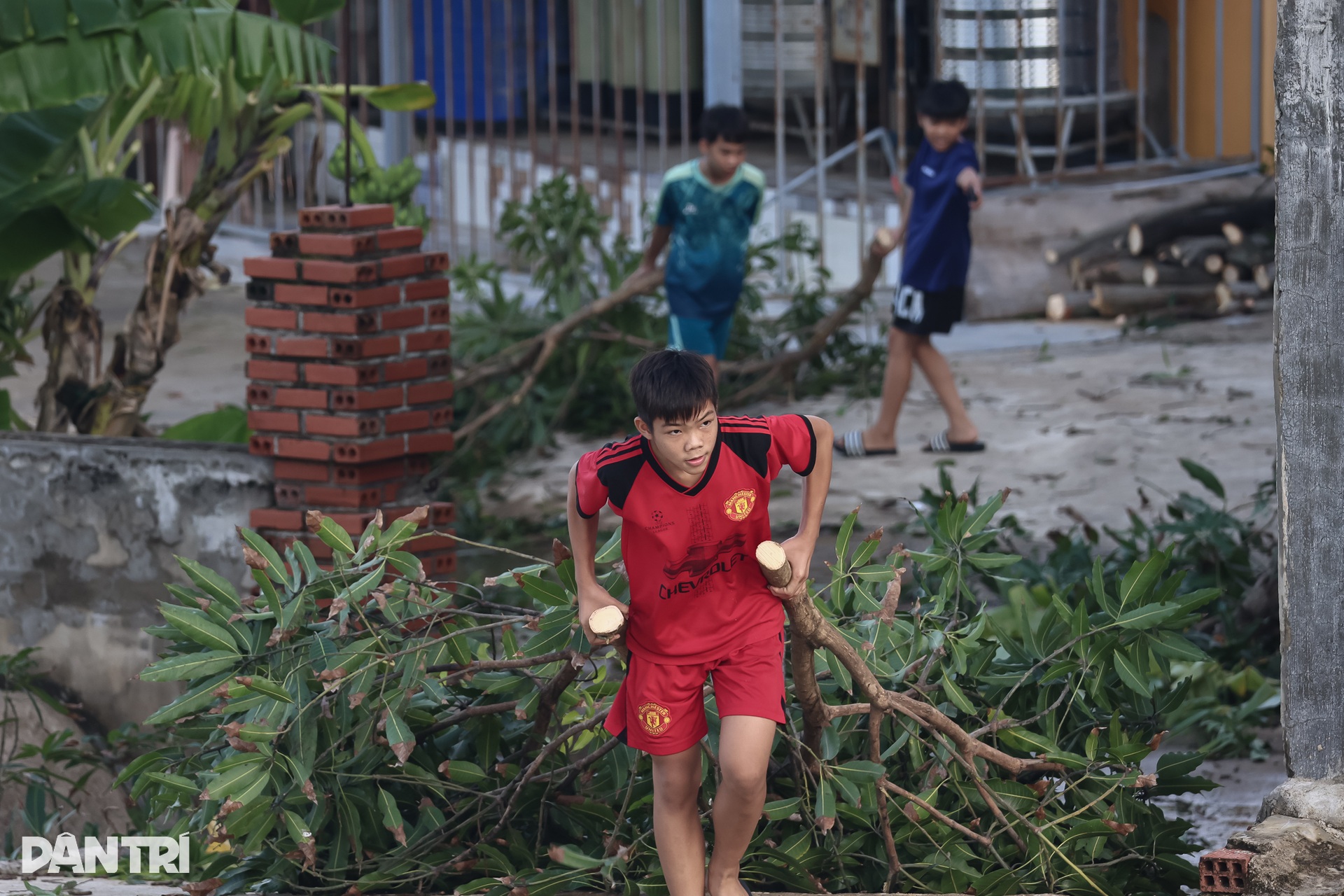 Người dân miền Trung bơm nước, xúc cát lên mái nhà chống bão Kalmaegi - 9