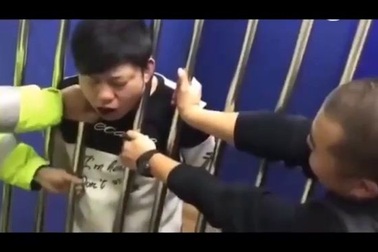 Video thanh niên say rượu bị bắt vào tù, gặp cái kết "thốn"