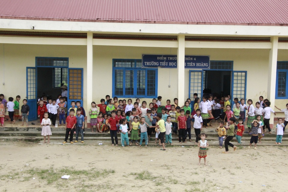Thầy cô ở M’Đrắk không sợ khổ, chỉ sợ học sinh không đến lớp, không áo mặc - 1 Thầy cô ở M’Đrắk không sợ khổ, chỉ sợ học sinh không đến lớp, không áo mặc - 1