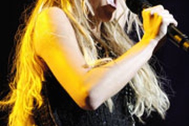 Ashlee Simpson mở màn tour lưu diễn mùa hè