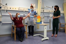 Anh tiêm chủng đại trà, tuyên chiến với "giặc" Covid-19