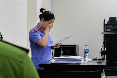 Kiểm sát viên khóc trong phiên xử vụ cháy quán karaoke 3 cảnh sát hy sinh