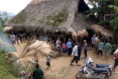 Cãi nhau với mẹ, người đàn ông dùng súng tự sát