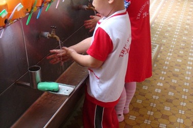 Vệ sinh cá nhân: Không chỉ dạy, hãy chơi với trẻ!