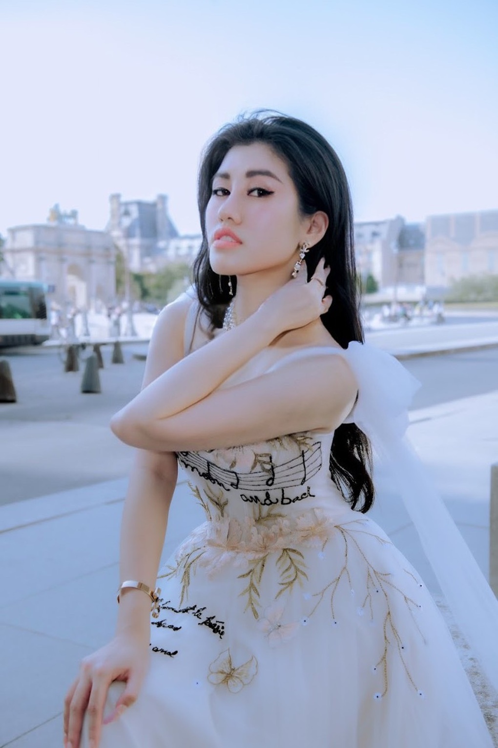Hoa hậu Emily Hồng Nhung kiêu sa giữa Paris - 3 Hoa hậu Emily Hồng Nhung kiêu sa giữa Paris - 3