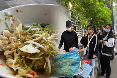 Xe miến trộn "hốt" bạc triệu, bán trăm phần/ngày: Sinh viên xếp hàng dài