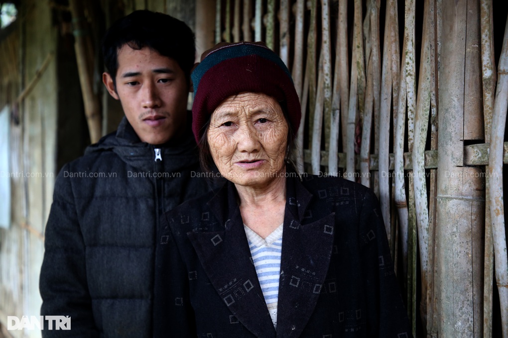 Ông gãy chân, bà bệnh tật, nén đau, nhường chi phí để cháu chữa bệnh - 2 Ông gãy chân, bà bệnh tật, nén đau, nhường chi phí để cháu chữa bệnh - 2