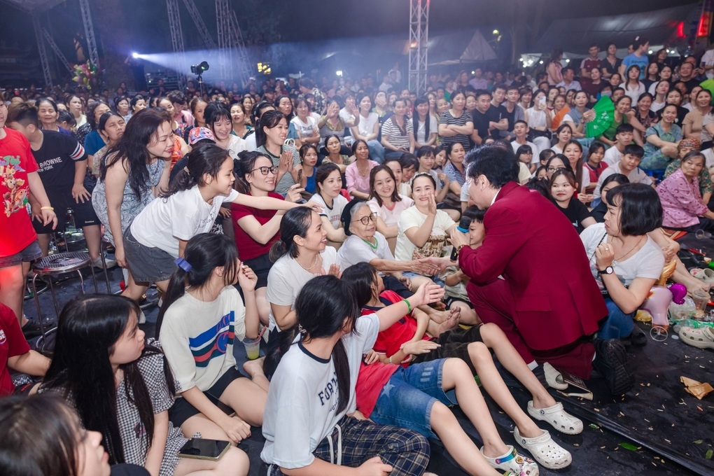 Ngọc Sơn tổ chức sinh nhật bất ngờ cho Phương Thanh trên sân khấu - 2 Ngọc Sơn tổ chức sinh nhật bất ngờ cho Phương Thanh trên sân khấu - 2