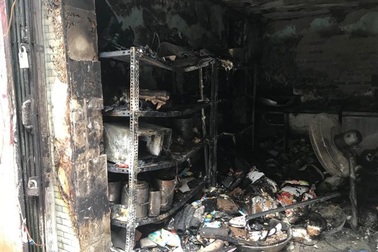 Cửa hàng ăn uống bốc cháy ngùn ngụt trên phố cổ Hà Nội