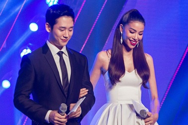 Tài tử Jung Hae In sánh đôi cùng hoa hậu Phạm Hương