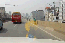 Đi lên đường cấm, xe máy suýt lao đầu vào ôtô