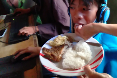 Con trai 13 tuổi chơi game 48 giờ không nghỉ, mẹ đứng cạnh bón cho ăn