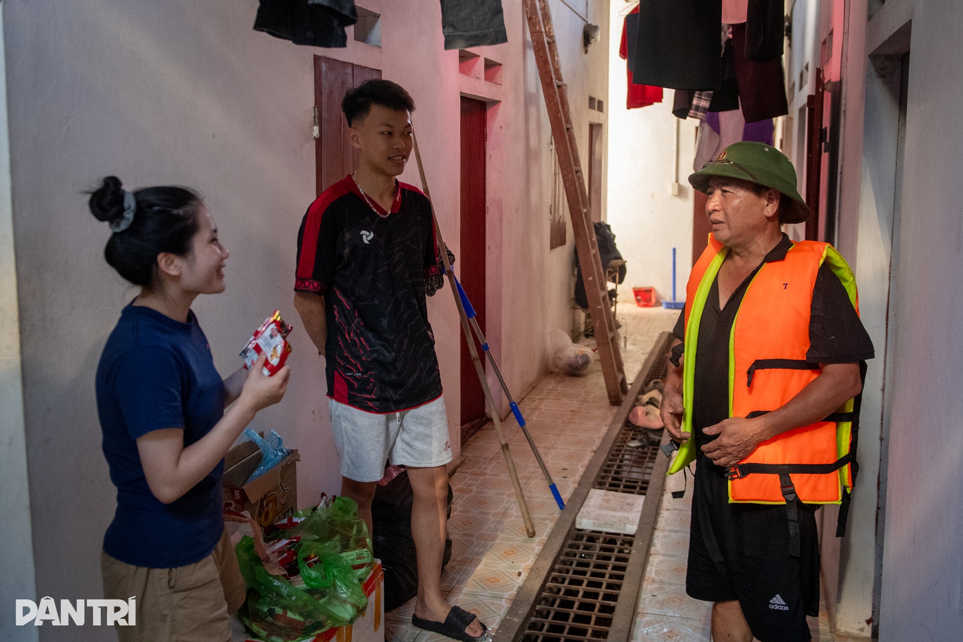 Tình cảnh bị cô lập giữa rốn lũ vô vàn khó khăn của người dân Thái Nguyên - 8 Tình cảnh bị cô lập giữa rốn lũ vô vàn khó khăn của người dân Thái Nguyên - 8