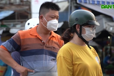 Xếp hàng lấy số chờ mua bánh bò nướng chảo tại TPHCM