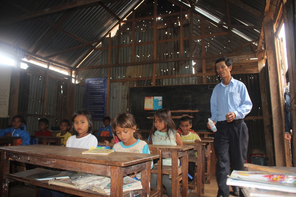Lớp học “không quạt, không ánh sáng” trên đỉnh Lơ Pang - 1 Lớp học “không quạt, không ánh sáng” trên đỉnh Lơ Pang - 1