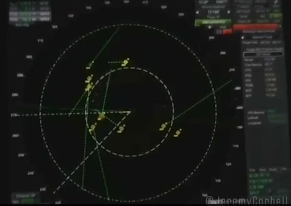 Radar phát hiện hàng chục vật thể bay bí ẩn bao vây tàu quân sự USS Omaha - 1 Radar phát hiện hàng chục vật thể bay bí ẩn bao vây tàu quân sự USS Omaha - 1