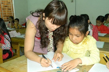 Ngày xuân, gặp cô giáo dạy viết chữ đẹp cho đồng nghiệp