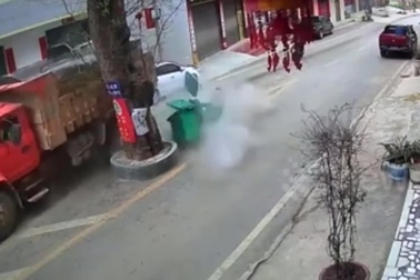 Bánh xe tải phát nổ thổi tung thùng rác bên đường